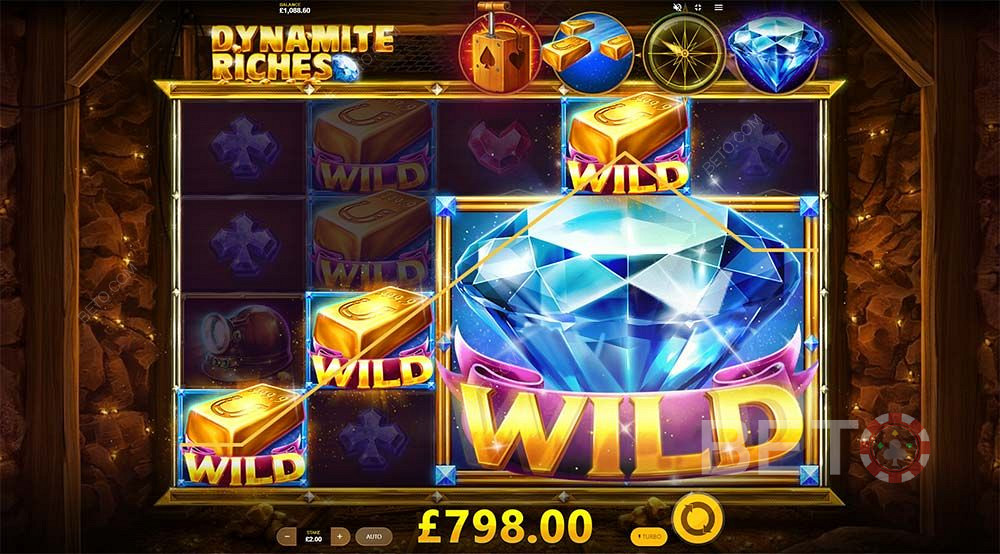 Kultapalkki-wildit ja laajenevat wildit voivat korvata tavalliset symbolit ja antaa sinulle valtavia voittoja Dynamite Riches -pelissä.