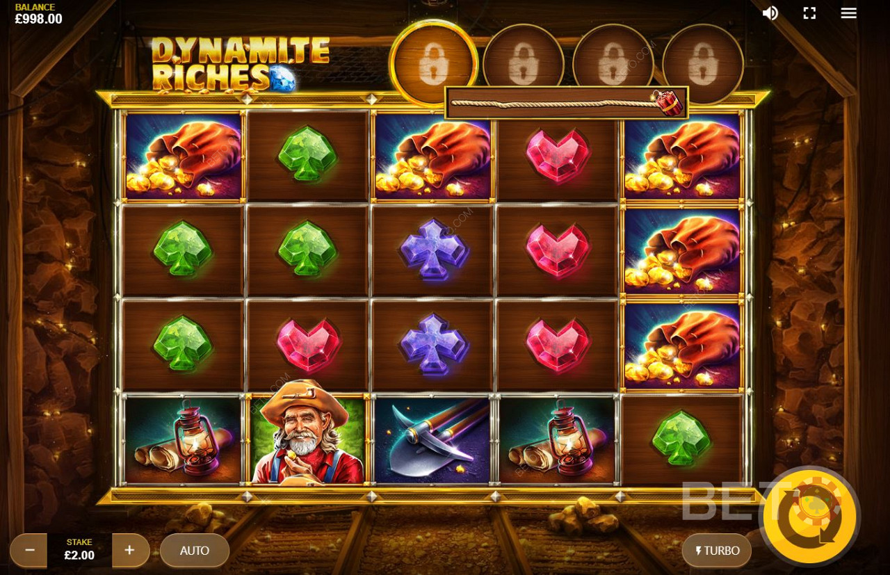 Dynamite Riches -kolikkopelissä on arvokkaita jalokivisymboleita, kultakolikkosymboleita ja kaivosmies-symboli.