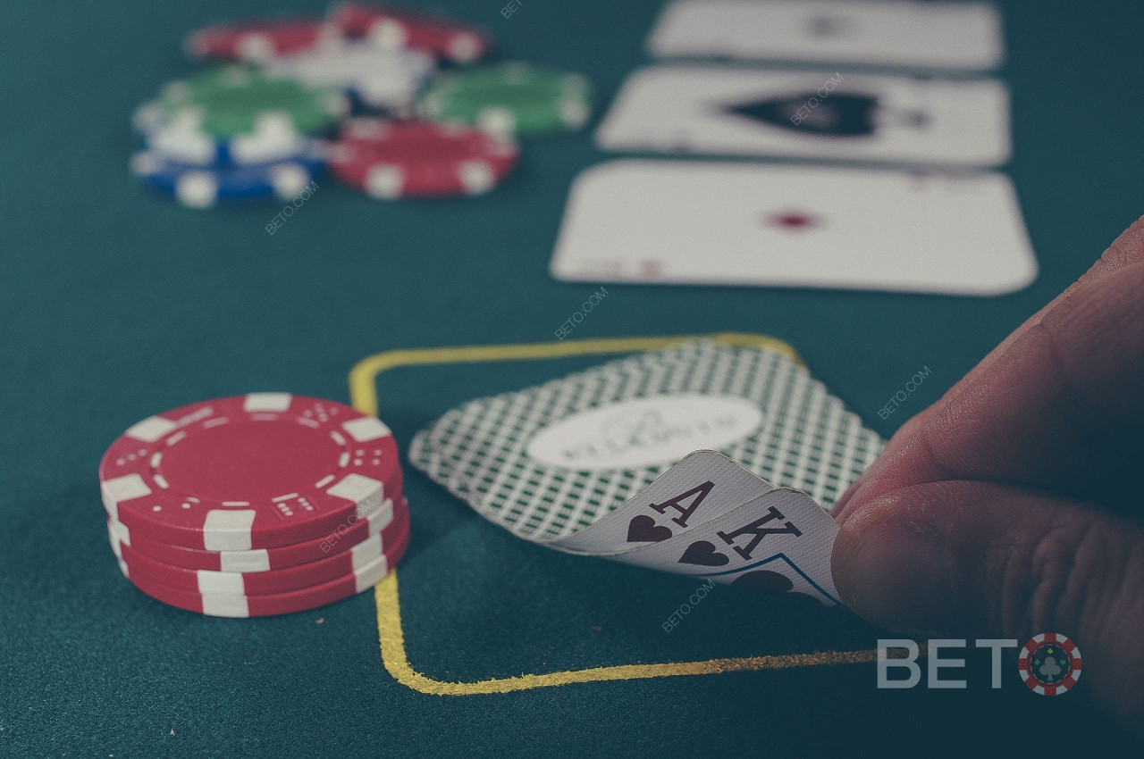 Korttien laskeminen ja blackjackin pelaaminen edellyttävät perusstrategiaa.